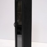 Επιτοίχια βιτρίνα από ανακυκλωμένο ξύλο σε μαύρο χρώμα με τέσσερα εσωτερικά ράφια 30x15x90 εκ