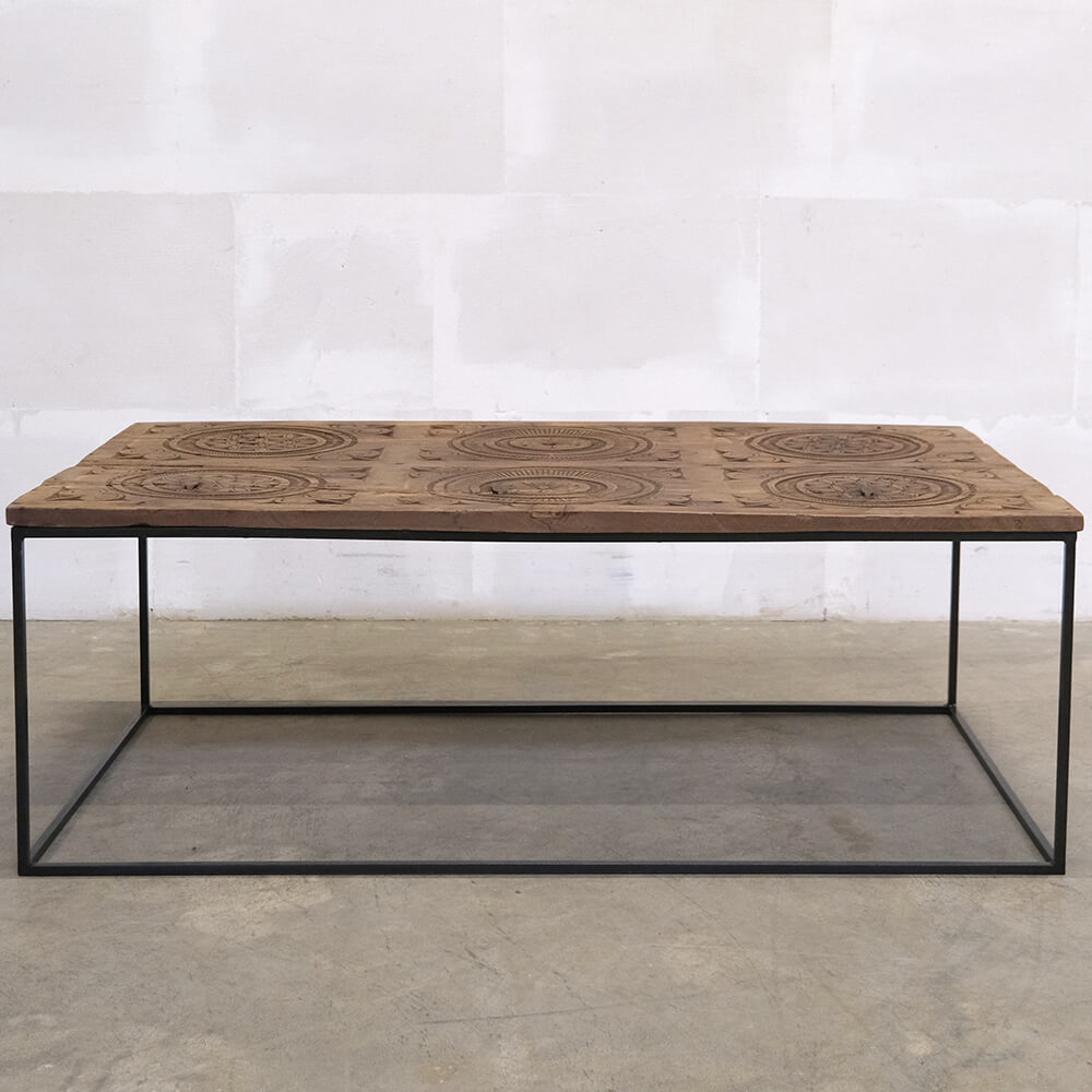 Indian door ξύλινο ορθογώνιο τραπέζι σαλονιού με επιφάνεια από χειροποίητο σκαλιστό ανάγλυφο σχέδιο 129x71x46 εκ