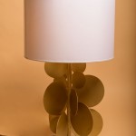 Livin μεταλλικό επιτραπέζιο φωτιστικό με σκελετό σε χρυσό χρώμα και καπέλο σε λευκή απόχρωση 45x75 εκ