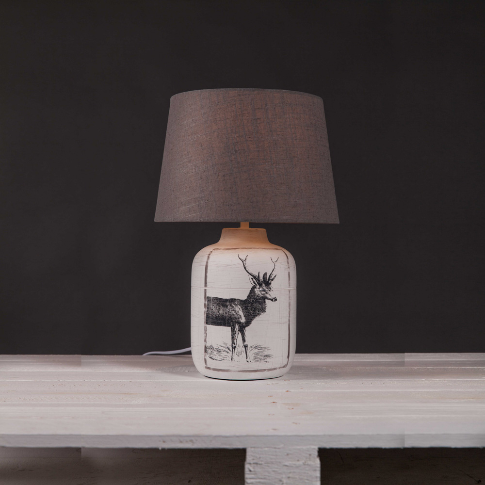 Fodder κεραμικό επιτραπέζιο φωτιστικό με ζωγραφισμένη φιγούρα τάρανδου και καπέλο σε καφέ χρώμα 28x43 εκ
