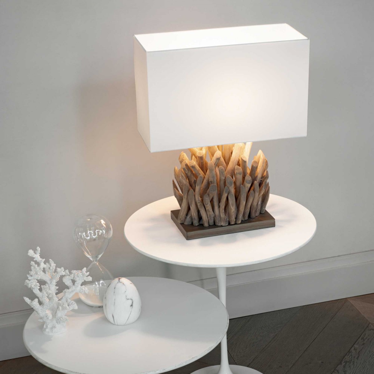 Snell ξύλινο επιτραπέζιο φωτιστικό με κλαδάκια και υφασμάτινο καπέλο σε λευκή απόχρωση 25x17x40 εκ